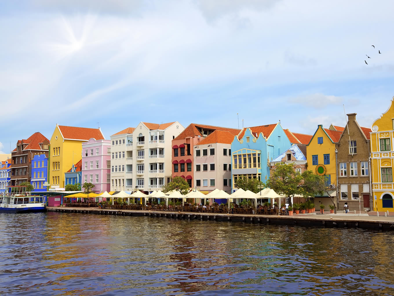 Casas coloridas na orla de Willemstad, capital de Curaçao